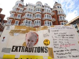 Un póster del fundador Julian Assange en el centro de Londres, donde espera la resolución de asilo en Ecuador. EFE  /