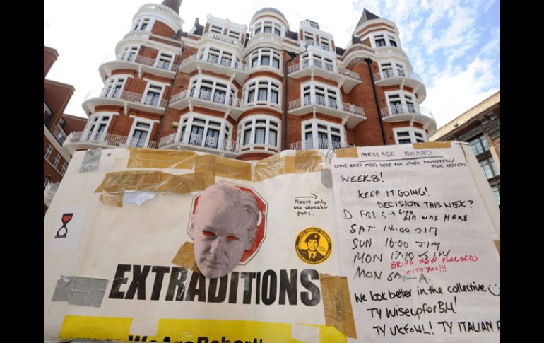 Un póster del fundador Julian Assange en el centro de Londres, donde espera la resolución de asilo en Ecuador. EFE  /