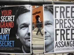 Un póster de Julian Assange frente a la embajada de Ecuador en Londres, donde el fundador de Wikileaks se encuentra refugiado. EFE  /