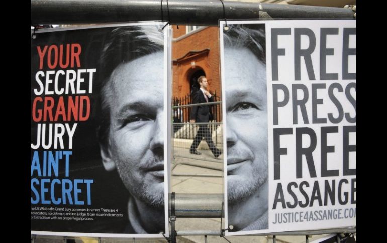 Un póster de Julian Assange frente a la embajada de Ecuador en Londres, donde el fundador de Wikileaks se encuentra refugiado. EFE  /