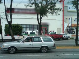 Uno de ellos vestía una chamarra negra y el otro una chamarra azul, ambos con pantalón de mezclilla.  /