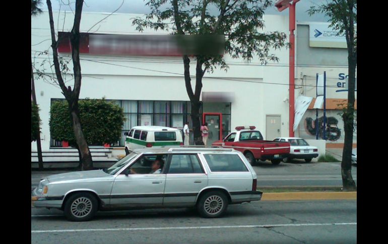 Uno de ellos vestía una chamarra negra y el otro una chamarra azul, ambos con pantalón de mezclilla.  /