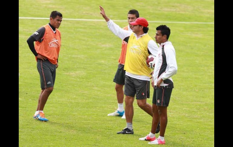 Chávez con jugadores en el entrenamiento de hoy.  /