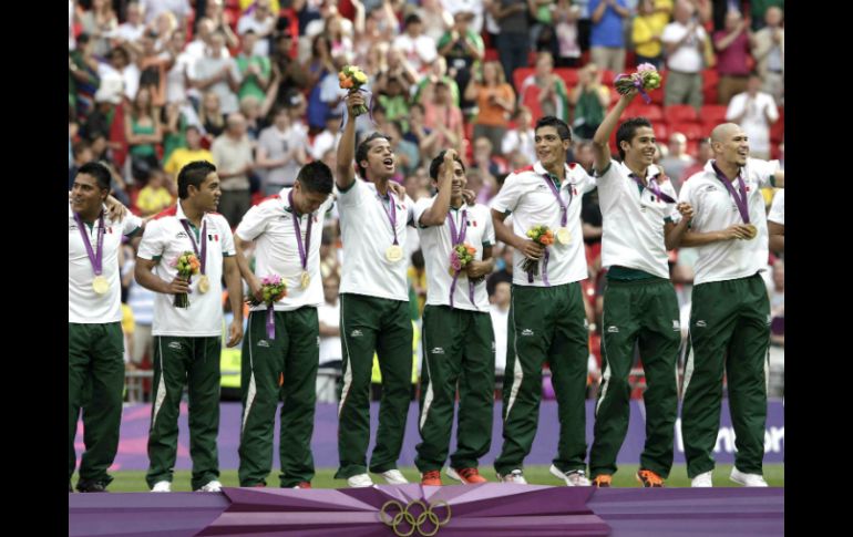 Los ganadores de la medalla de oro del torneo de futbol de los Juegos Olímpicos de Londres 2012. ARCHIVO  /