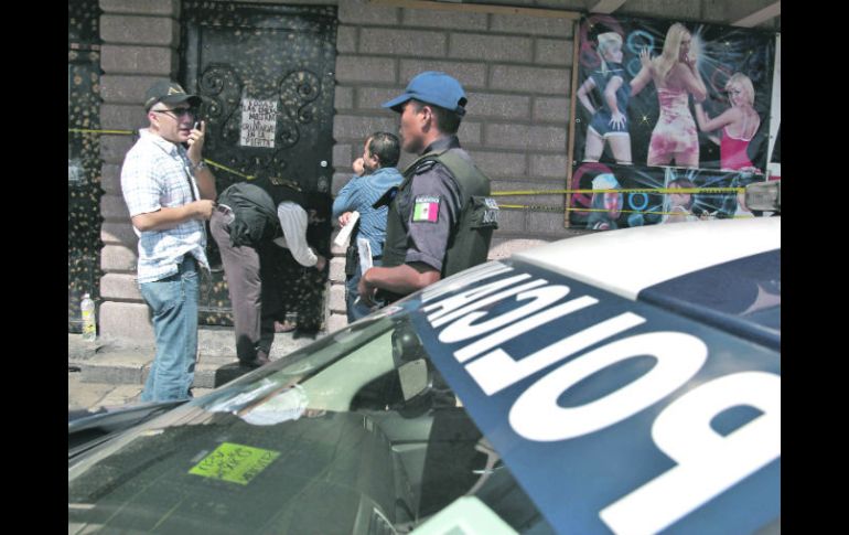 Asegurado. Policías acordonaron el centro nocturno de Monterrey, que será clausurado de manera definitiva. REUTERS  /