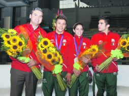 El entrenador Iván Bautista, junto a Germán Sánchez, Alejandra Orozco e Iván García, durante el reconocimiento en el Centro Acuático.  /