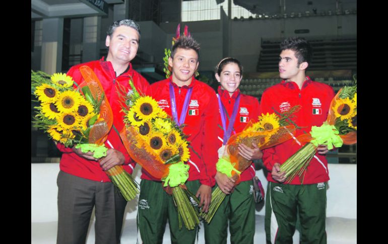 El entrenador Iván Bautista, junto a Germán Sánchez, Alejandra Orozco e Iván García, durante el reconocimiento en el Centro Acuático.  /