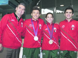 EXITOSOS. El entrenador Iván Bautista (izquierda) posa junto a Germán Sánchez, Alejandra Orozco e Iván García.  /