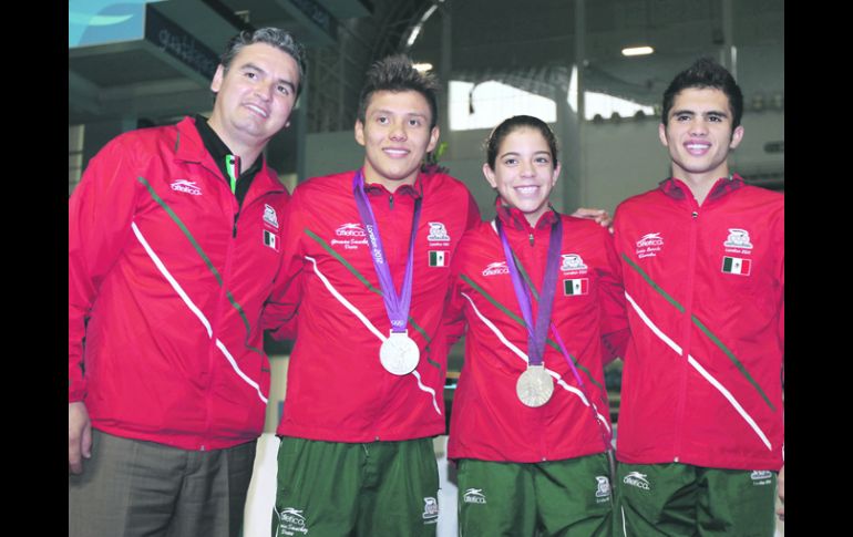 EXITOSOS. El entrenador Iván Bautista (izquierda) posa junto a Germán Sánchez, Alejandra Orozco e Iván García.  /