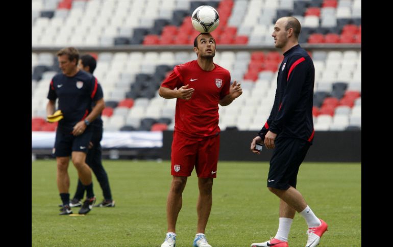 Landon Donovan (c) en una sesión de entrenamiento previo a su encuentro amistoso ante México. ARCHIVO  /