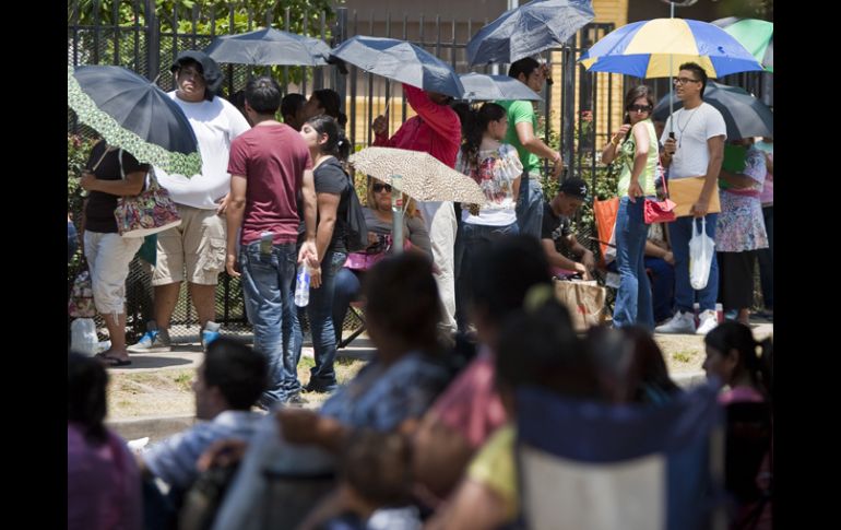 Los aplicantes hacen fila fuera de las oficinas para entregar su documentación. AP  /