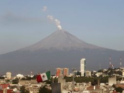 El volcán presentó una exhalación acompañada de vapor de agua, gas, y ligeras cantidades de ceniza. ARCHIVO  /