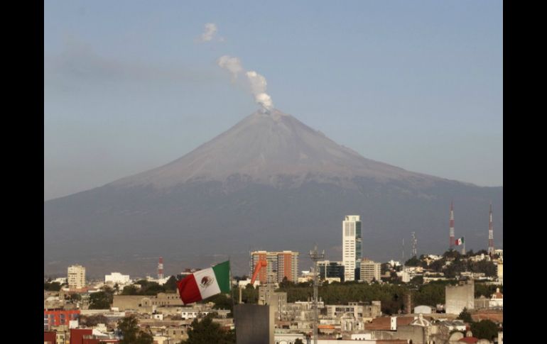 El volcán presentó una exhalación acompañada de vapor de agua, gas, y ligeras cantidades de ceniza. ARCHIVO  /