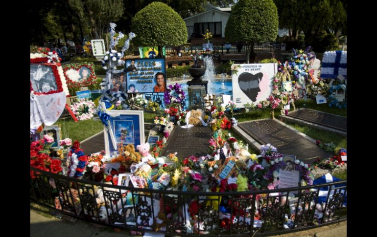 La tumba de Elvis Presley luce rodeada de ofrendas conmemorativas de sus seguidores en Tennessee. EFE  /