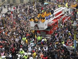 Los medallistas presumieron sus presas desde un camión de bomberos en que anduvieron por toda la ciudad. REUTERS  /