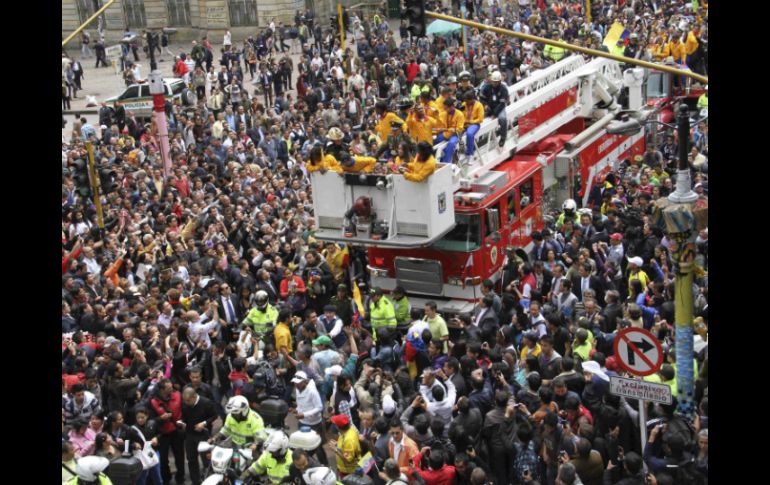 Los medallistas presumieron sus presas desde un camión de bomberos en que anduvieron por toda la ciudad. REUTERS  /