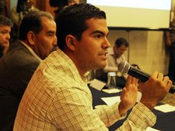 El presidente de la FEU, Marco Antonio Núñez, durante su intervención en la sesión de la Comisión de Tarifas.  /