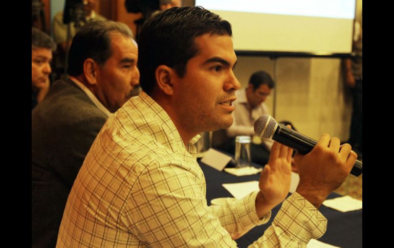 El presidente de la FEU, Marco Antonio Núñez, durante su intervención en la sesión de la Comisión de Tarifas.  /