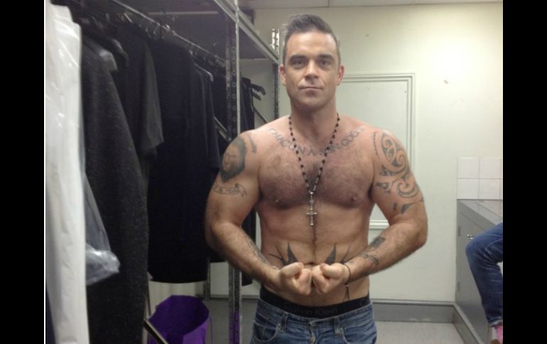 El cantante Robbie Williams busca estar en forma, en vísperas de la llegada de su bebé. ESPECIAL TWITTER  /