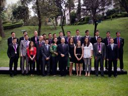 El Presidente Calderón, junto a su esposa y los medallistas en la toma de la fotografía del recuerdo. XINHUA  /