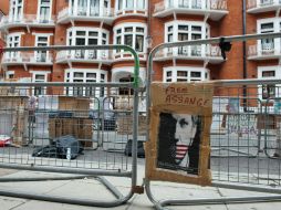 WikiLeaks convocó a través de Twitter a sus seguidores a protestar delante de la embajada, situada en el barrio de Kensington. AFP  /