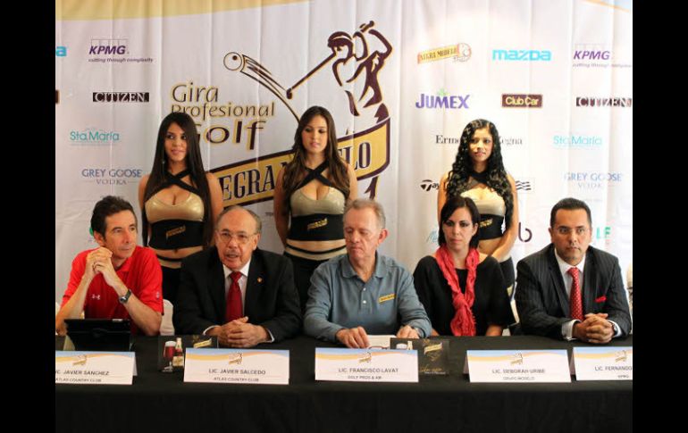 Rueda de prensa del próximo torneo Negra Modelo, evento presidido por Francisco Lavat (c), presidente de Golf Pros & Am.  /