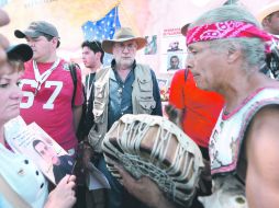 El líder del Movimiento por la Paz, Javier Sicilia (de sombrero), antes de partir hacia Phoenix. NTX  /