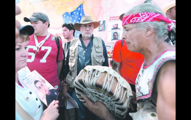 El líder del Movimiento por la Paz, Javier Sicilia (de sombrero), antes de partir hacia Phoenix. NTX  /