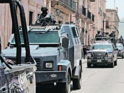 Un convoy de la Policía Federal llega a Morelia. El Gobierno federal envió anoche a Michoacán 400 federales más. EL UNIVERSAL  /