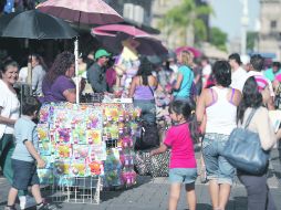 ESTIRA Y AFLOJA. Si bien resulta una actividad prohibida, persiste el comercio informal en el Centro tapatío.  /