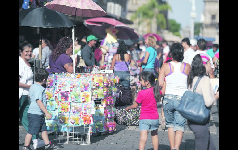 ESTIRA Y AFLOJA. Si bien resulta una actividad prohibida, persiste el comercio informal en el Centro tapatío.  /