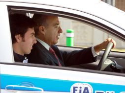 El Presidente conduce un auto durante el evento, el piloto de la Fórmula 1, Sergio ''Checo'' Pérez es su copilioto. NOTIMEX  /