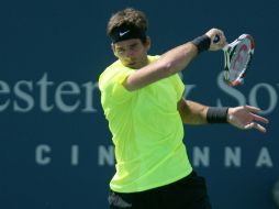 Juan Martín del Potro le devuelve la bola al serbio Viktor Troicki durante el torneo de tenis de Cincinnati. EFE  /