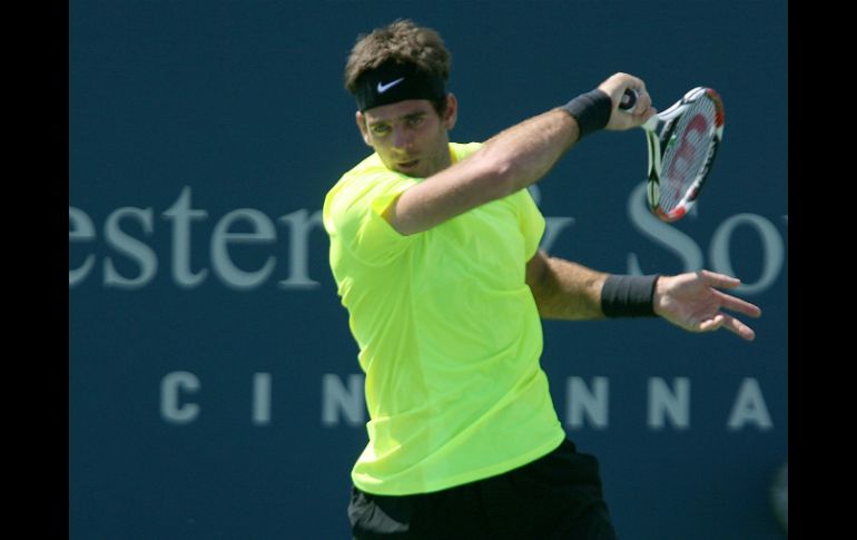 Juan Martín del Potro le devuelve la bola al serbio Viktor Troicki durante el torneo de tenis de Cincinnati. EFE  /