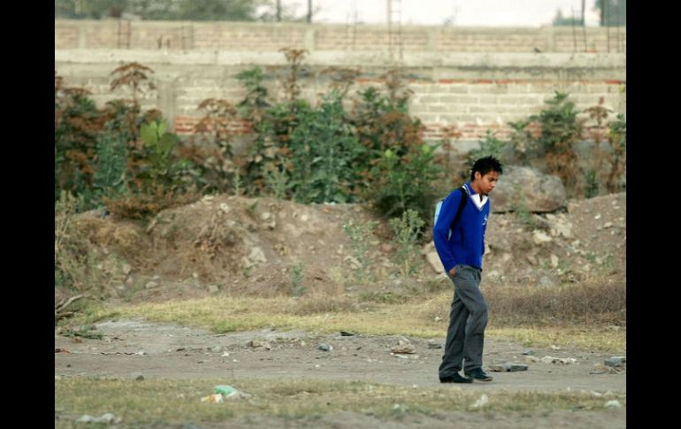 Los alumnos tomaban clases en tres salones con techo de lámina, sin baños y sin drenaje. ARCHIVO  /