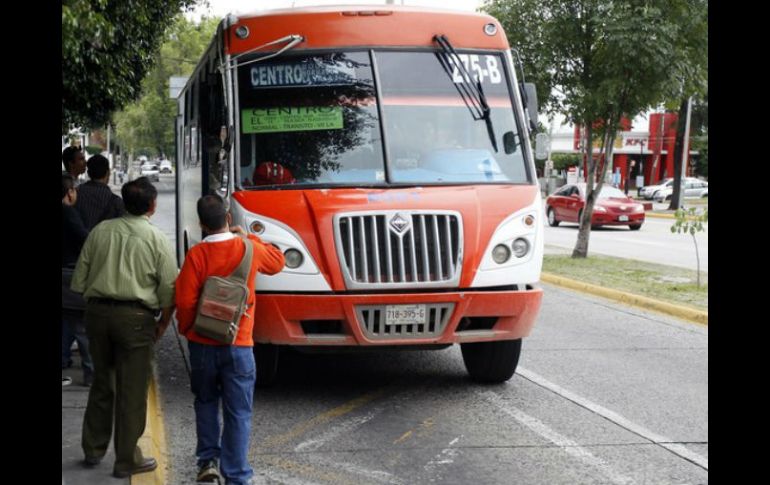 Los transportistas pedían inicialmente un aumento de ocho pesos a la tarifa del transporte público.  /