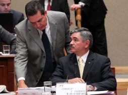 Los consejeros Francisco Guerrero y Leonardo Valdés Zurita, durante la Sesión Extraordinaria del Consejo General del IFE. NTX  /