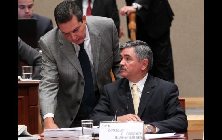 Los consejeros Francisco Guerrero y Leonardo Valdés Zurita, durante la Sesión Extraordinaria del Consejo General del IFE. NTX  /