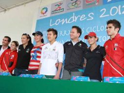 Medallistas olímpicos con el titular de la Conade en rueda de prensa. NTX  /