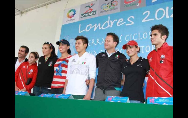 Medallistas olímpicos con el titular de la Conade en rueda de prensa. NTX  /