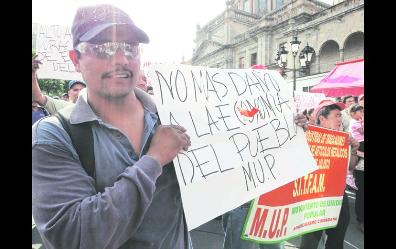 MANIFESTACIÓN. A las acciones de grupos como #YoSoy132 y la FEU se sumaron ayer organizaciones de trabajadores.  /