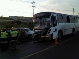 Hasta el lugar acudieron bomberos del municipio para asistir a las víctimas.  /