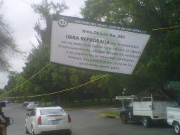 Los habitantes de la zona colocaron dos mantas sobre la Avenida Niño Obrero, como protesta.  /