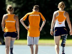 Los holandeses (de izda a dcha) Iris Pruysen, Jelmar Bos y Marije Smits entrenan en preparación a los Juegos Paralímpicos. EFE  /