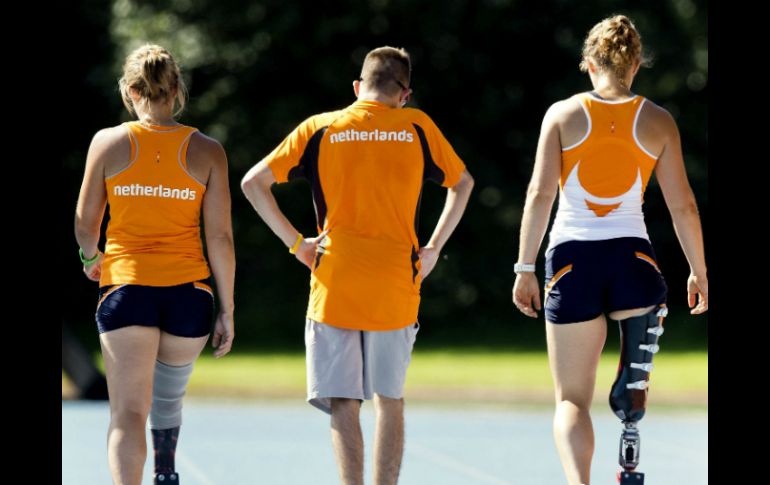 Los holandeses (de izda a dcha) Iris Pruysen, Jelmar Bos y Marije Smits entrenan en preparación a los Juegos Paralímpicos. EFE  /