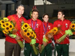 Los clavadistas tapatíos (izq a der) Germán Sánchez, Iván García y Alejandra Orozco con su entrenador Iván Bautista (i). ARCHIVO  /