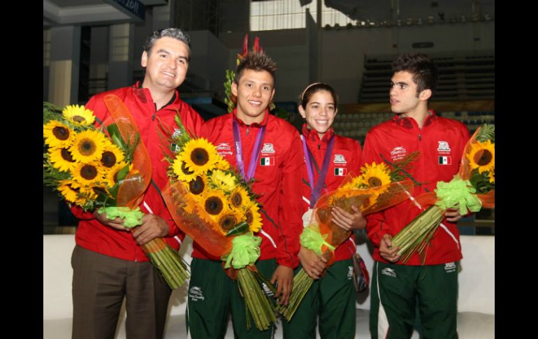 Los clavadistas tapatíos (izq a der) Germán Sánchez, Iván García y Alejandra Orozco con su entrenador Iván Bautista (i). ARCHIVO  /