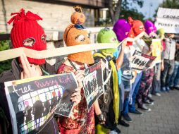 Se desatan protestas contra la decisión de las autoridades de condenar a las tres chicas. AFP  /