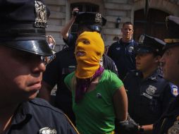 Policía de Nueva York detiene a una mujer que demuestra solidaridad con  la banda frente al consulado Ruso. REUTERS  /