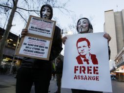 Personas en Sydney que apoyan a Assange se manifiestan en contra de su retención. REUTERS  /